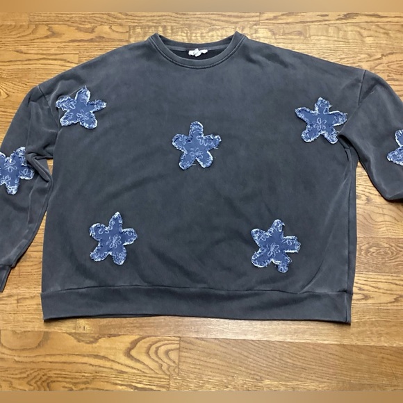 Blue Velvet oversized terry sweatshirt. Charcoal gray with denim star appliqué. - Picture 4 of 12